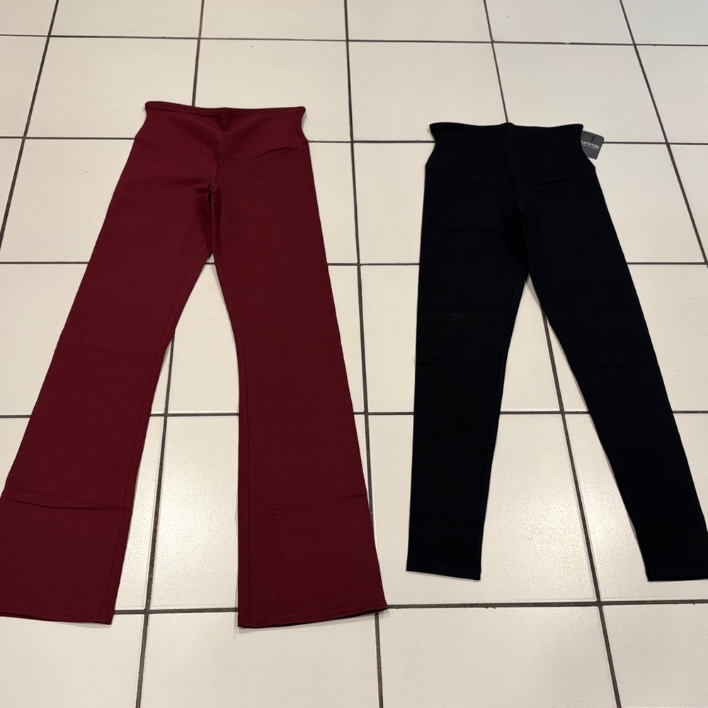 Yummie Brand new small leggins 
1 boot cut 1 skinny New New new
Get the 2